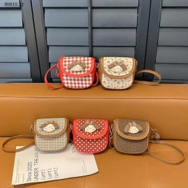 TÚI ĐEO CHÉO GẮN BÚP BÊ DỄ THƯƠNG - sỉ 126k