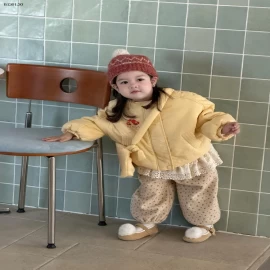 Áo khoác bông dày dặn cho bé gái, áo mùa đông ấm áp -Giá sỉ như sau  Áo khoác cotton màu vàng (kèm túi)  : 294k Áo lót giữ nhiệt có lớp lót lông cừu : 195k Quần chấm bi lót lông cừu :  205k