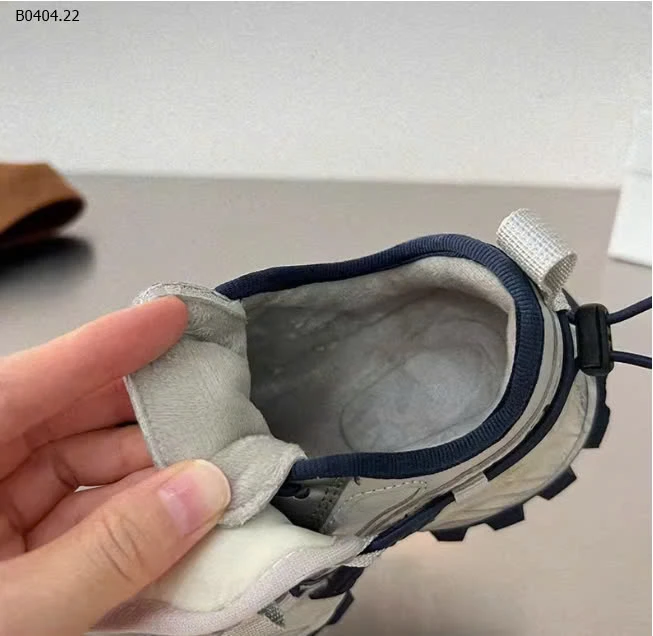 GIÀY THỂ THAO CÁ TÍNH-sỉ Sz 26-31 : 164k            Sz 32-37 : 174k 