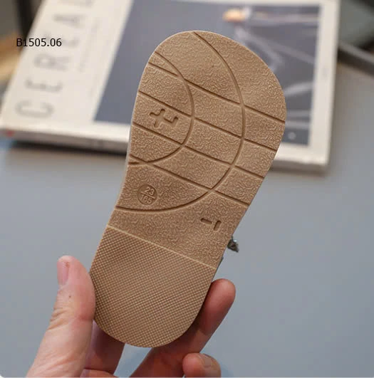 Sandal quai dán thêu hoa bé gái CUTE  -Giá sỉ như sau: sz 21-25: 126k sz 26-30: 137k 