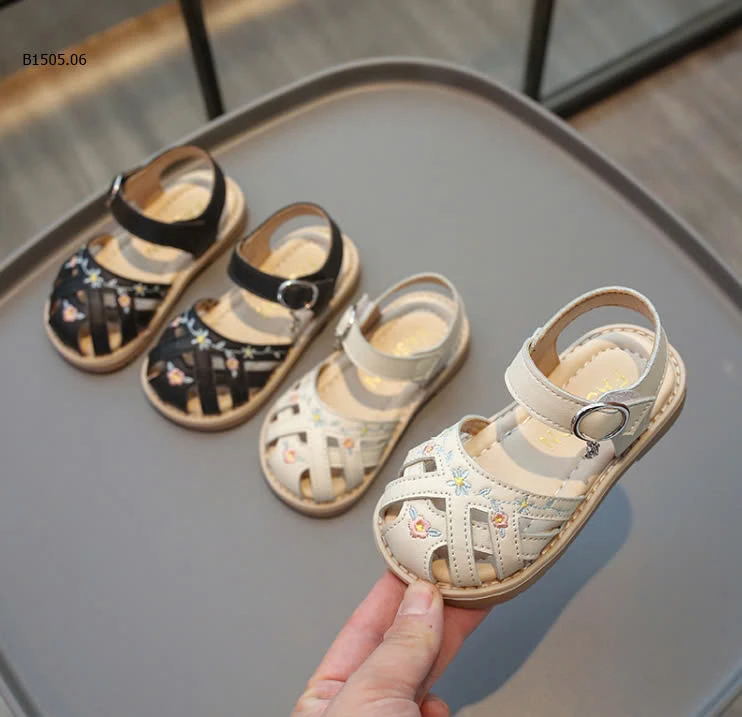 Sandal quai dán thêu hoa bé gái CUTE  -Giá sỉ như sau: sz 21-25: 126k sz 26-30: 137k 