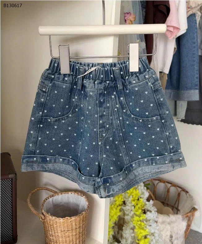 QUẦN SHORT JEAN CHẤM BI :   184k  Áo thun in hình hoạt hình : 150k
