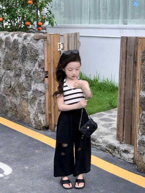 SÉT ÁO YẾM MIX QUẦN SUÔNG RÁCH-Sỉ giá áo: 102k  quần: 163k 