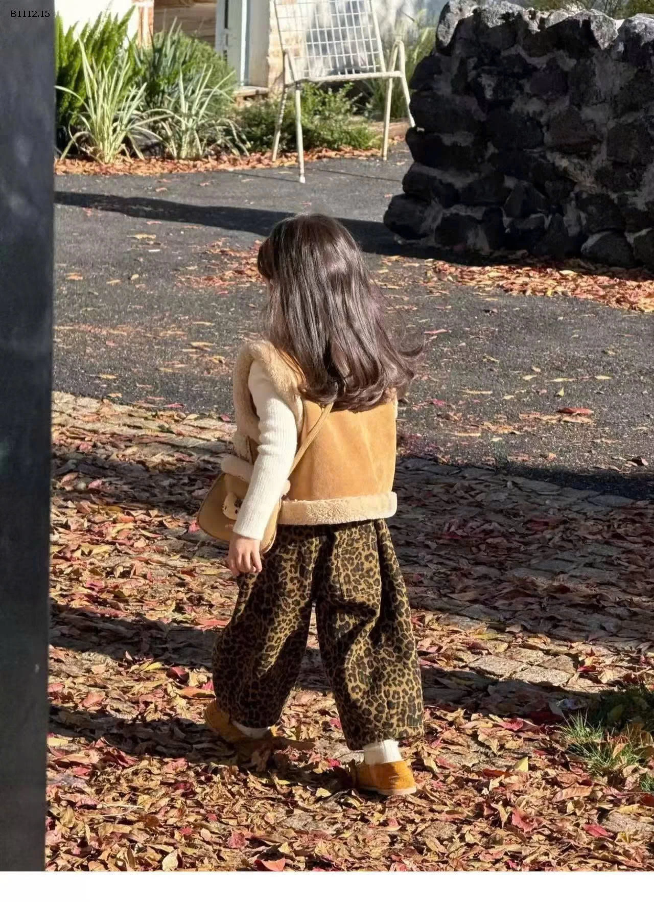 Set 3 món cho bé-sỉ Áo gile+túi : 235k                     Quần : 200k                   Áo len : 195k