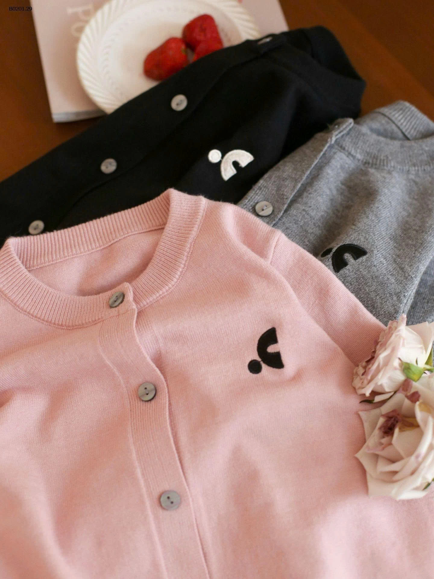 ÁO CARDIGAN LEN MỎNG AMBB 25A196 ĐÓNG CÚC -Giá sỉ sz 90-150: 153k  sz 160: 162k 