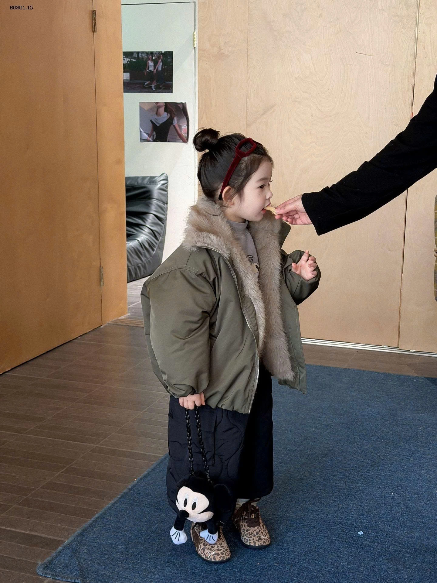 SET VINTAGE Áo khoác cổ lông màu xanh rêu quân đội phong cách hàn quốc-Giá sỉ  như sau Áo khoác :  330k  Quần : 210k Áo thun mặc trong : 145k