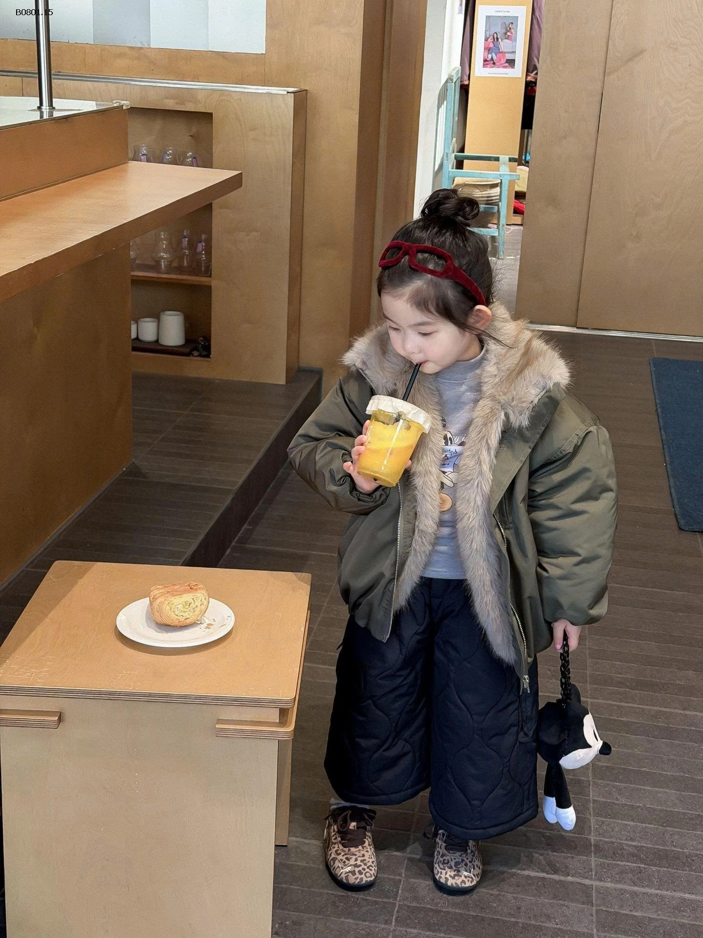 SET VINTAGE Áo khoác cổ lông màu xanh rêu quân đội phong cách hàn quốc-Giá sỉ  như sau Áo khoác :  330k  Quần : 210k Áo thun mặc trong : 145k