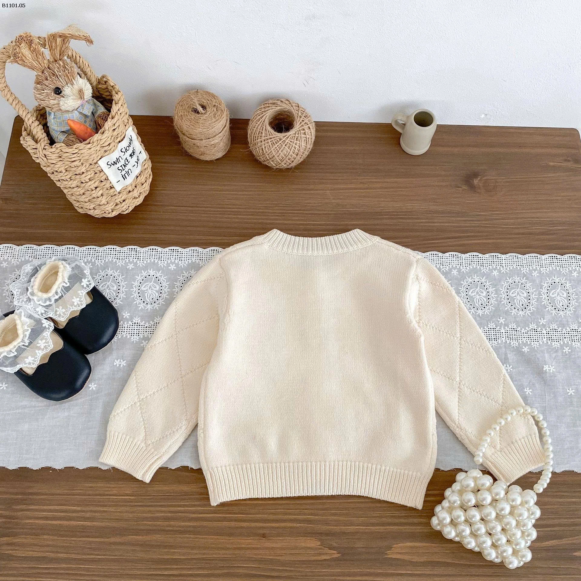 Bộ đồ hai mảnh cho bé gái kiểu dáng mới mùa thu 2025 - giá sỉ như sau  áo : 210k quần : 135k cả set : 330k