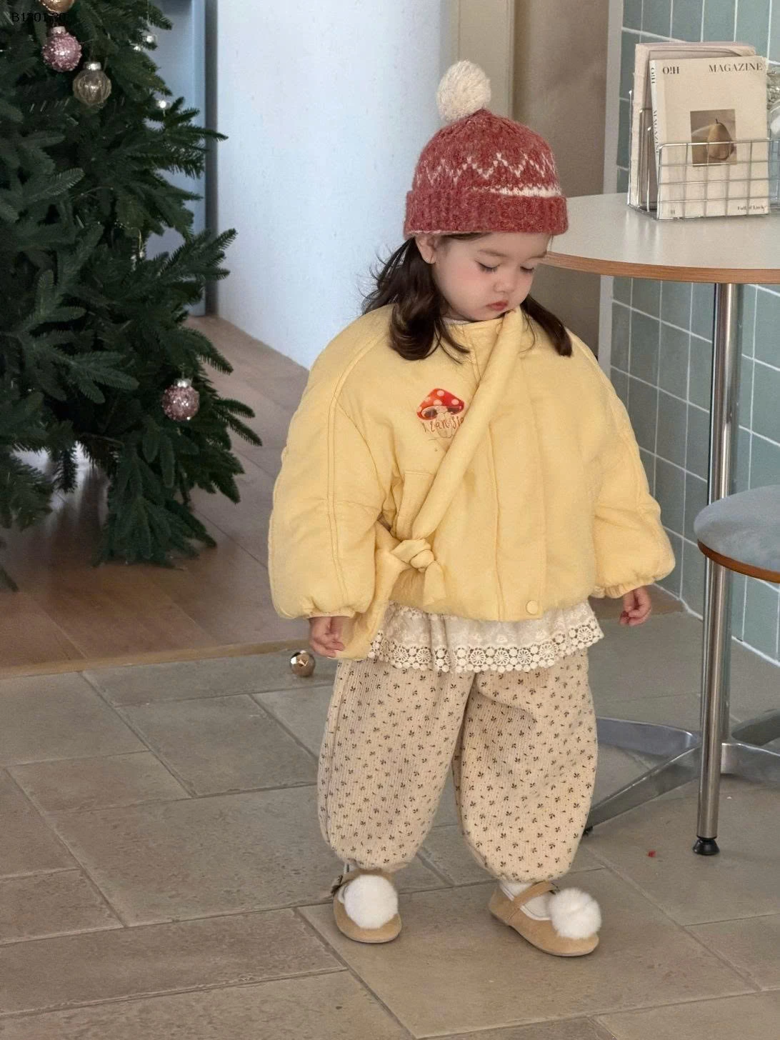 Áo khoác bông dày dặn cho bé gái, áo mùa đông ấm áp -Giá sỉ như sau  Áo khoác cotton màu vàng (kèm túi)  : 294k Áo lót giữ nhiệt có lớp lót lông cừu : 195k Quần chấm bi lót lông cừu :  205k